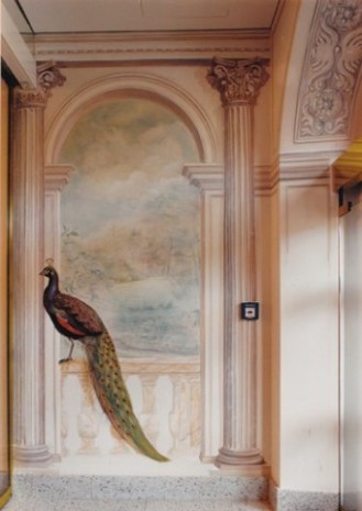 aufgemalter Stuck - Säulen und Pfau